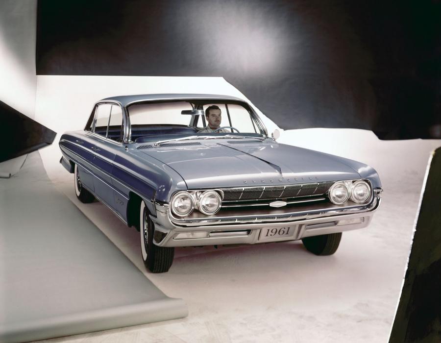  Oldsmobile Classic 98 4-Door Holiday (3829) 1961 года  (фото 1 из 3)